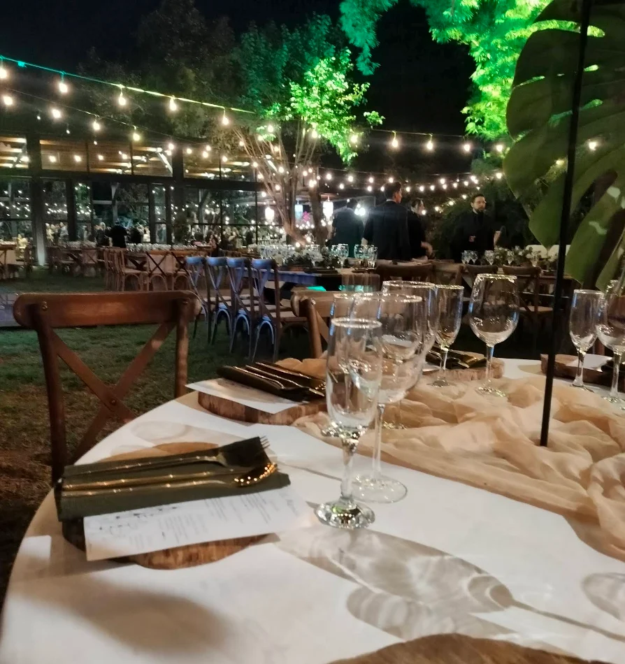 Montaje de mesa bajo las luces del jardín de noche